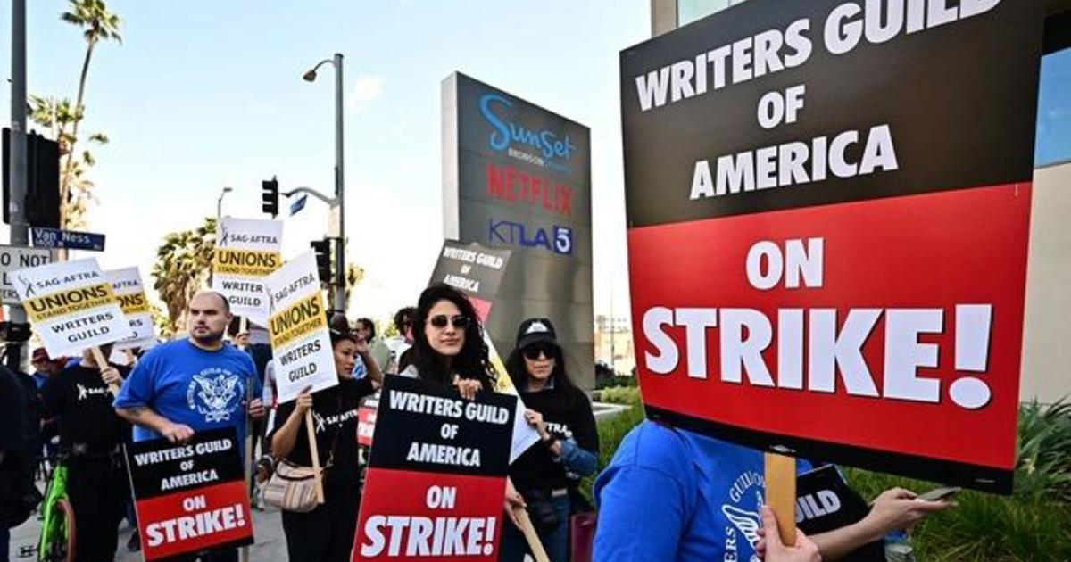 ادامه اعتصاب انجمن نویسندگان
